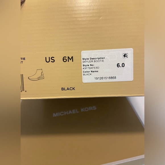 Michael Kors Skyler Bootie Black Soft Knit/Patent High-Top Wedge Sneakers 6 M - Picture 12 of 13